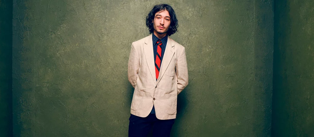 СМИ: Эзра Миллер перевез чужую семью с детьми на ферму, где разбросано оружие и курят травку