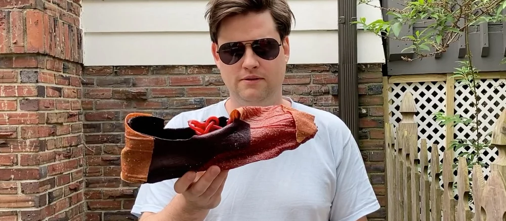 Журналисту пришлось съесть ботинок из-за выхода фильма «Топ Ган 2» — видео