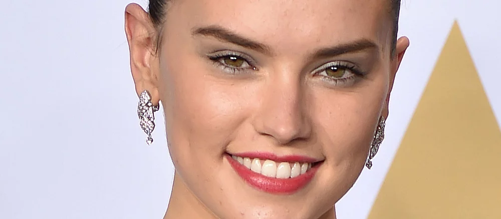 Актрису из «Звездных войн» Дейзи Ридли показали в образе новой супергероини Marvel — Женщины-Паука