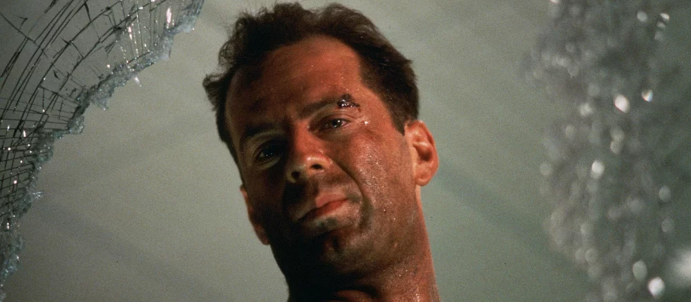 Брюс Уиллис снова забрался на небоскреб из «Крепкого орешка» — знаменитому боевику скоро стукнет 34 года