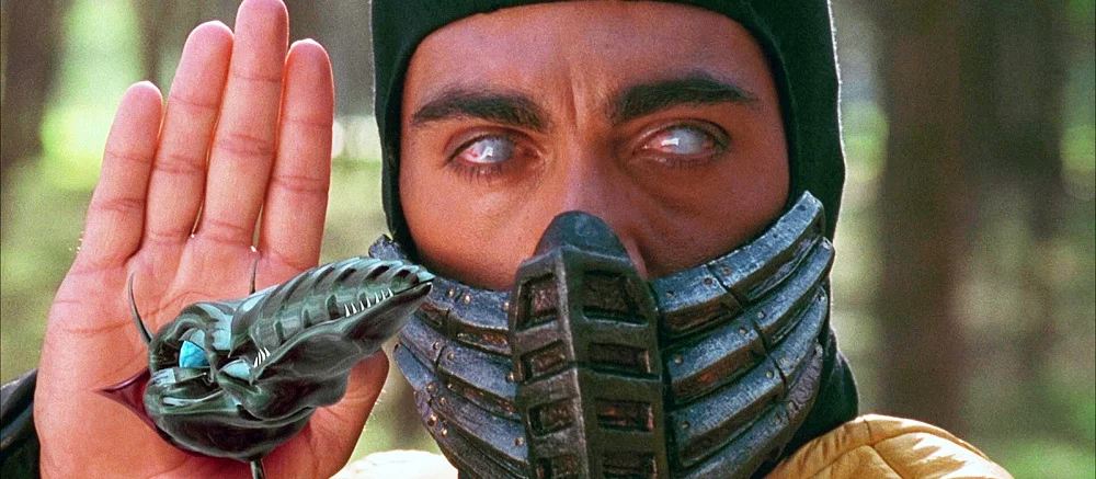 Девушка с красивой фигурой перевоплотилась в Скорпиона из Mortal Kombat. На фото она бросила гарпун прямо в камеру