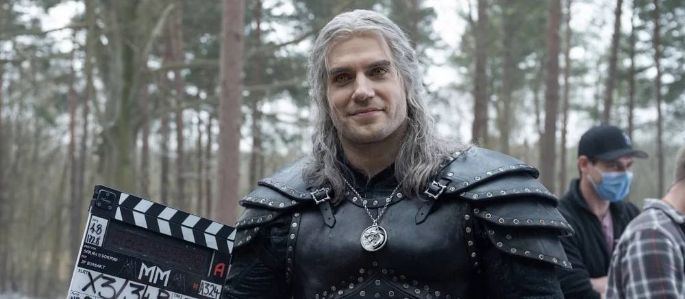 Фото: смеющийся Генри Кавилл, Фрейя Аллан в огненном кольце и бой с Риенсом на съемках «Ведьмака»