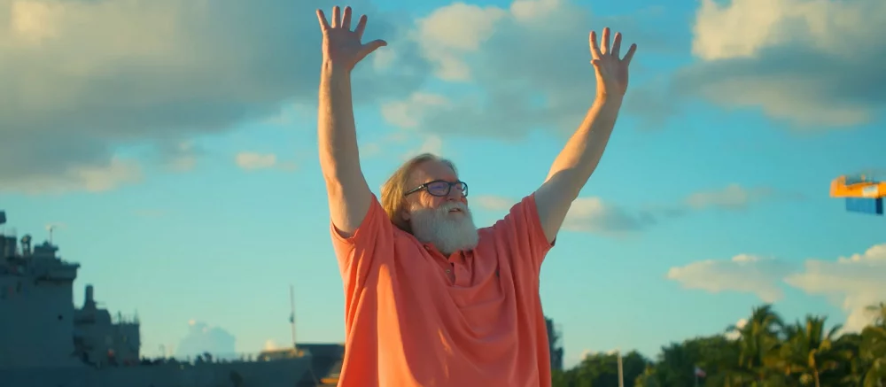 Гейб Ньюэлл и Хидео Кодзима снялись в комедийном ролике по аниме Dragon Ball Z — видео