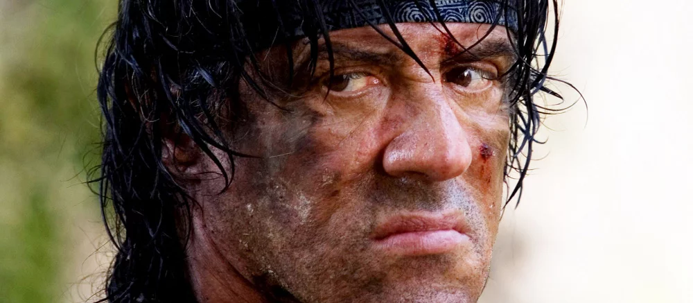 Геймер воссоздал в Elden Ring Джона Рэмбо, но другим игрокам он напомнил Лю Кана из Mortal Kombat