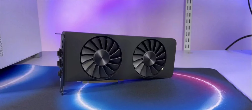 Intel показала свою флагманскую видеокарту Arc A770. У неё два вентилятора, подсветка и четыре видеовыхода