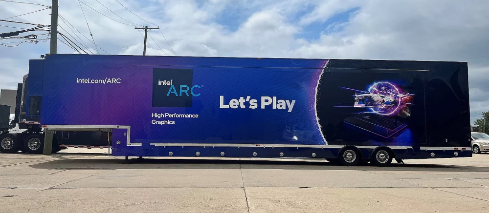 Intel продемонстрировала геймерский грузовик с игровыми PC на борту