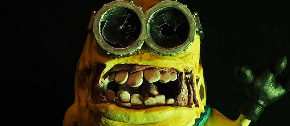 Парень знатно поиздевался над милыми миньонами и превратил их в криповых созданий с огромными зубами