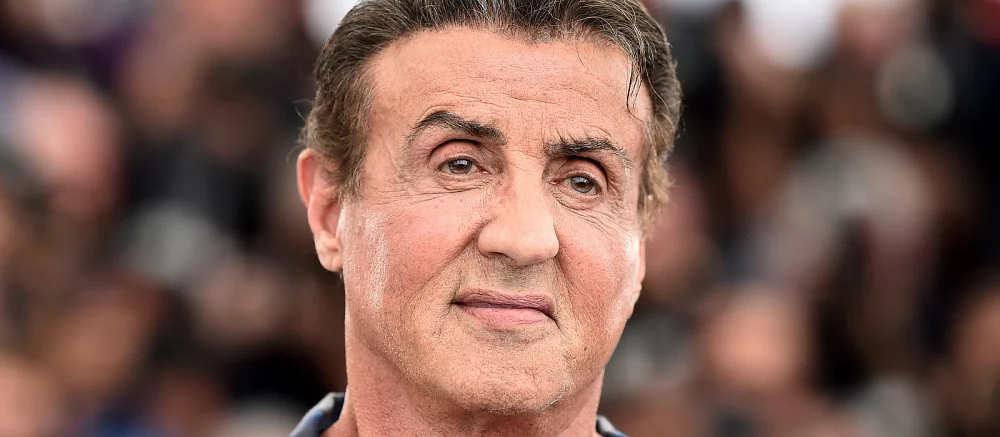 76-летний Сильвестр Сталлоне показал себя в образе супергероя и засветил свой костюм. Так он будет выглядеть в «Самаритянине»