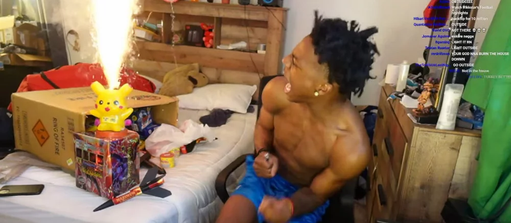 Видео: стример в прямом эфире запустил фейерверк в спальне и чуть не устроил пожар