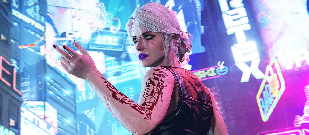 Девушка в образе Цири в сексуальном костюме из латекса оседлала байк. Это косплей героини в мире Cyberpunk 2077