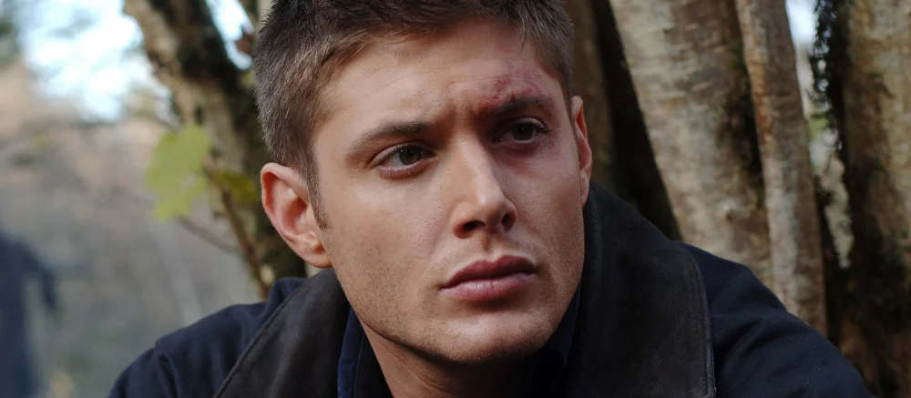 Дин Винчестер из «Сверхъестественного» и его знаменитый автомобиль вернулись на новом кадре сериала-приквела «Винчестеры»