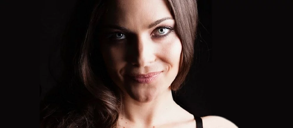 Модель, подарившая внешность леди Димитреску из Resident Evil Village, внезапно засветила голую грудь