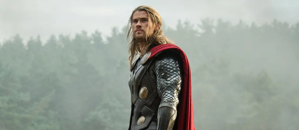 «Молодой я был бы так разочарован»: Крис Хемсворт показал свое детское фото в костюме Бэтмена