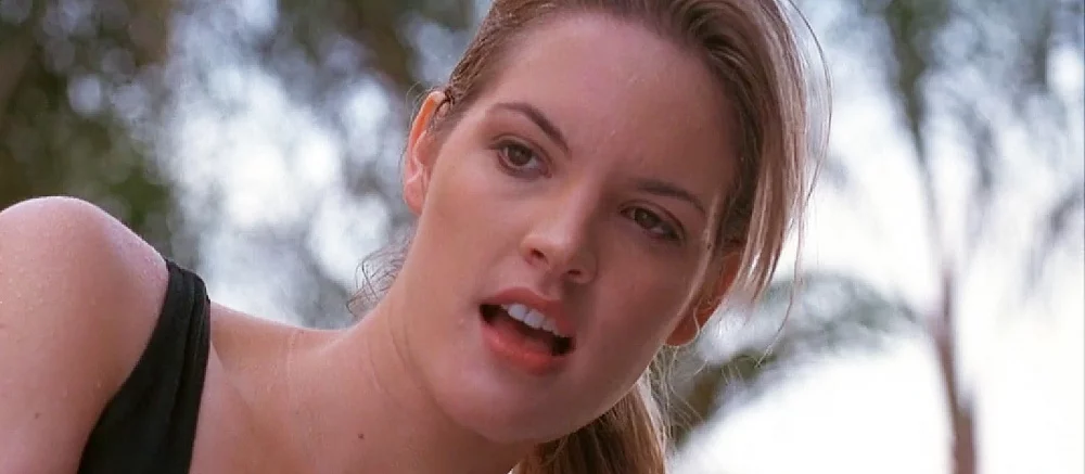 Соню Блейд из «Смертельной битвы» 1995 года показали в виде накачанной модели с рельефным прессом в купальнике и не только