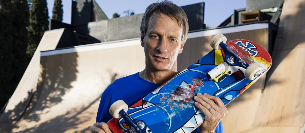 Тони Хоук устроил праздник фанатам Tony Hawk's Pro Skater: пришел на концерт кавер-группы и спел несколько песен из игр — видео