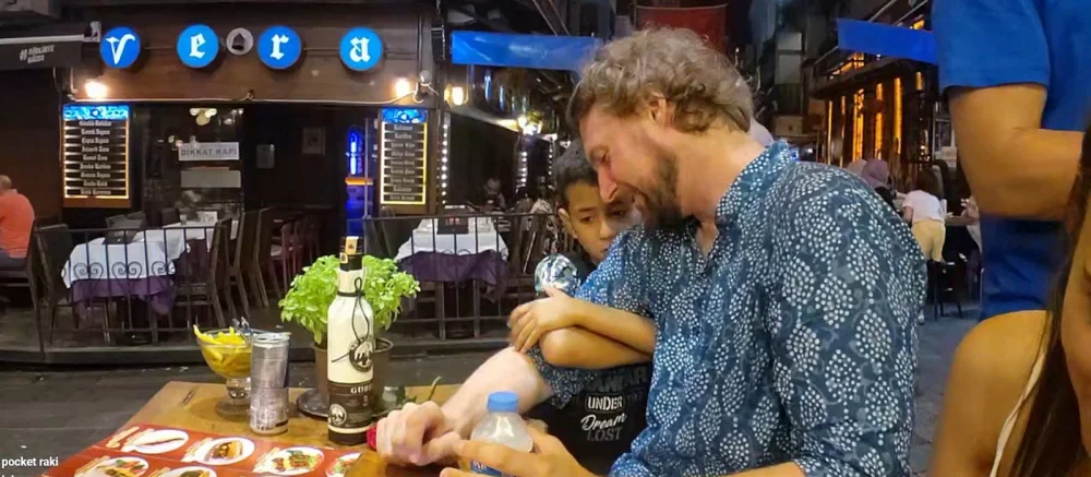 Twitch-стример спокойно ужинал на улице, как вдруг его укусил ребенок — видео