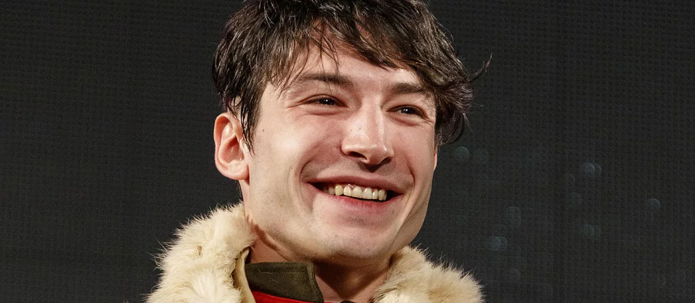 Звезду «Флэша» Эзру Миллера обвинили в краже со взломом — он украл алкоголь