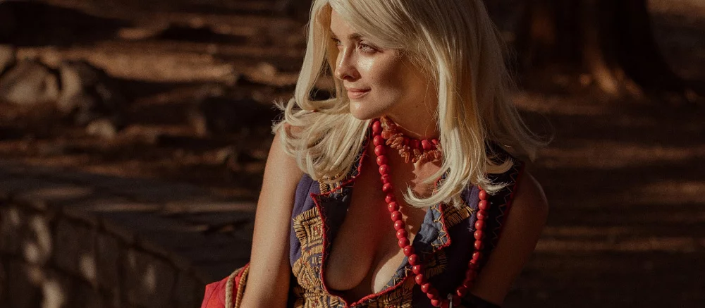 Чародейки из «Ведьмака» красуются в пикантных нарядах, а Мисти из Cyberpunk 2077 осталась без одежды. Лучший косплей недели от девушек из России