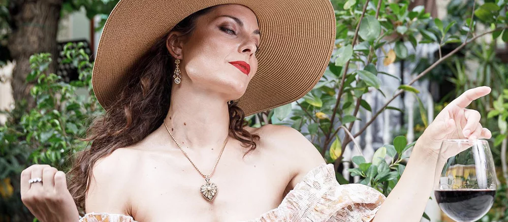 Фанатка впечатлила реальную леди Димитреску из RE Village, показав героиню в виде вампирессы с крыльями. Есть версия 18+