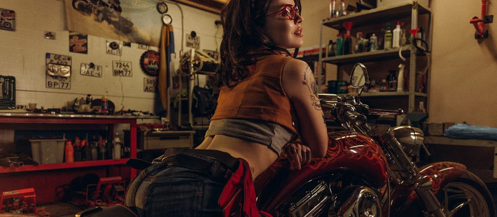 Харли Квинн красуется в латексном костюме, а Женщина кошка слизывает молоко язычком. Косплей недели на VGTimes от самых красивых россиянок