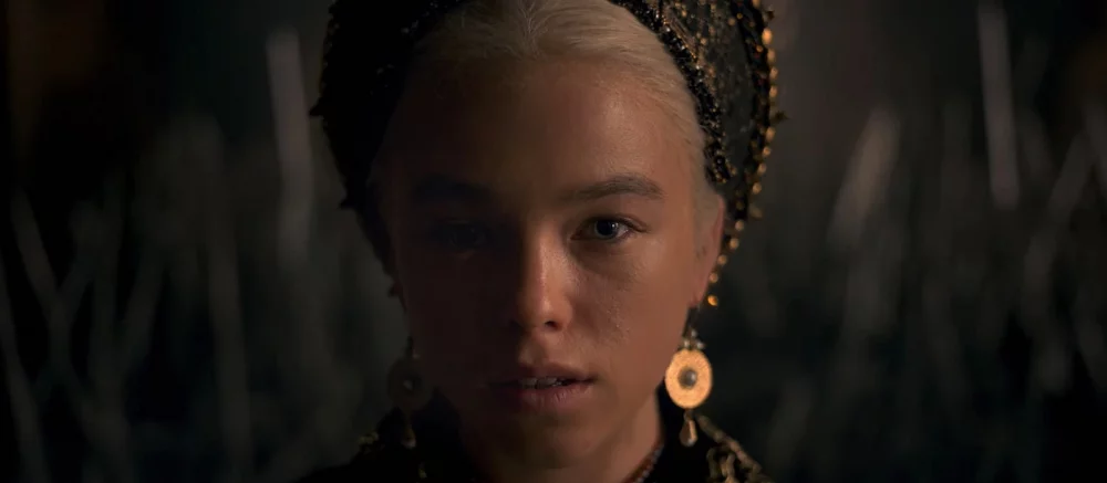 «Мы чувствовали себя слишком одетыми»: звезда «Дома дракона» рассказала о съемках эротической сцены в борделе