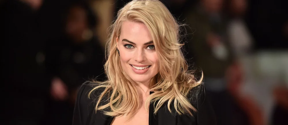 «Самый унизительный момент в моей жизни»: Марго Робби испугало внимание папарацци на съемках «Барби»