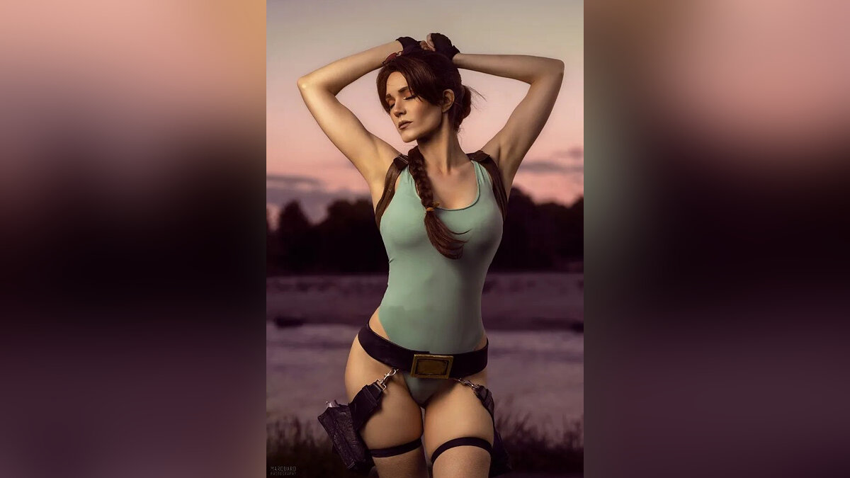 Девушка красиво закосплеила Лару Крофт из Tomb Raider. На фото она в  облегающем купальнике