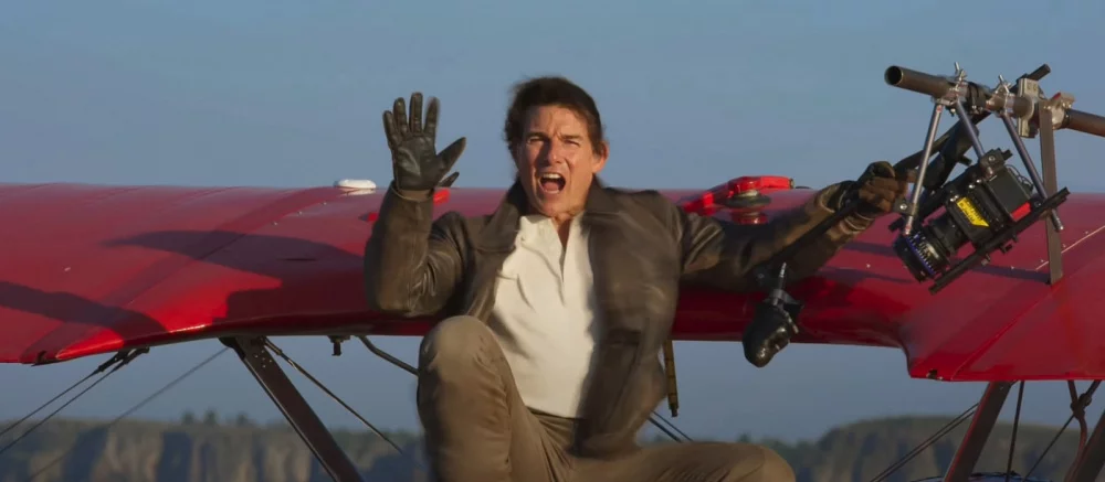 Том Круз снова доказал свою крутизну. Снял ролик из летящего самолета и показал новый трюк