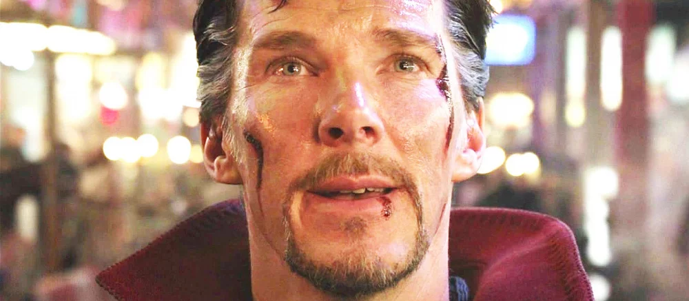 В сети показали, как выглядит вырезанный костюм Доктора Стрэнджа. Герой напоминает персонажа «Алладина»