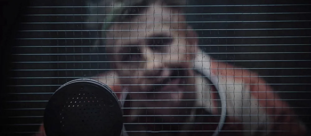 Актер, сыгравший Джокера в «Бэтмене», показал себя в образе Загадочника — видео