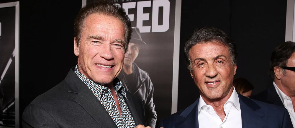 «Две легенды» — Шварценеггер и Сталлоне показали, как с ножами для выживания готовятся к Хэллоуину