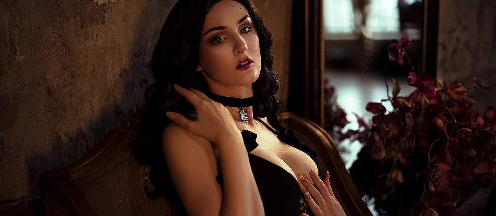 Пышногрудая Йеннифэр расстегивает бюстгальтер, а Макима дразнит Дэнджи круглой попкой. Косплей недели на VGTimes от красоток из России