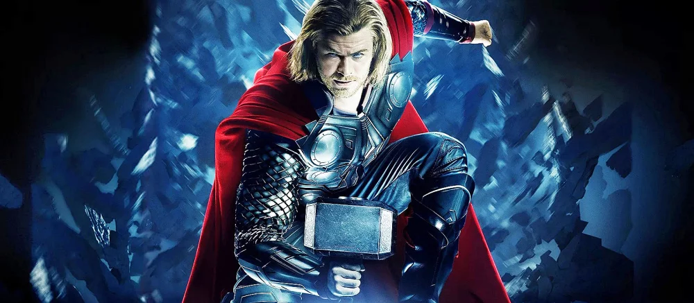 Звезда «Тора» Крис Хемсворт показал свой обновленный Мьёльнир в реальной жизни. Он намного больше, чем в фильмах