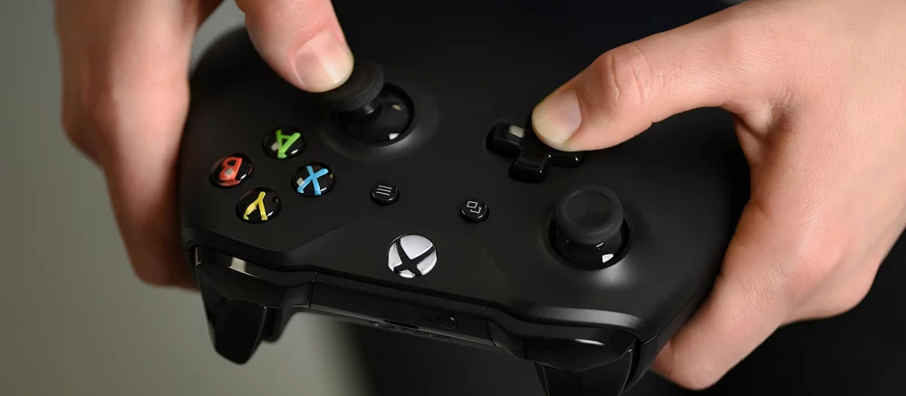 Microsoft выпустила фирменную толстовку для геймпада Xbox за 1500 рублей