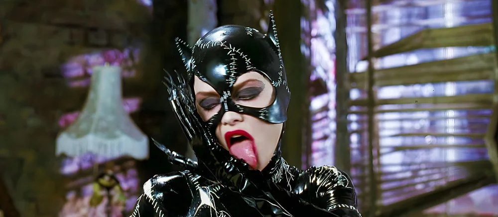 Показана красивая фигурка Женщины-кошки в латексном костюме с внешностью Мишель Пфайффер. Выглядит как настоящая