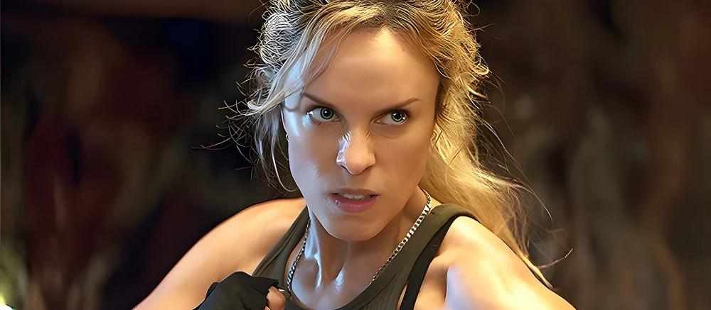 Реальная Соня Блейд из фильма Mortal Kombat показала, как тренируется и качает мышцы