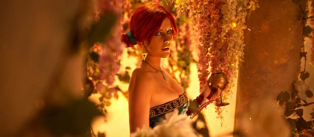 Трисс Меригольд красуется в откровенном платье, а злодеи похитили Велму, связали её и заткнули девушке рот кляпом. Косплей недели от милых россиянок