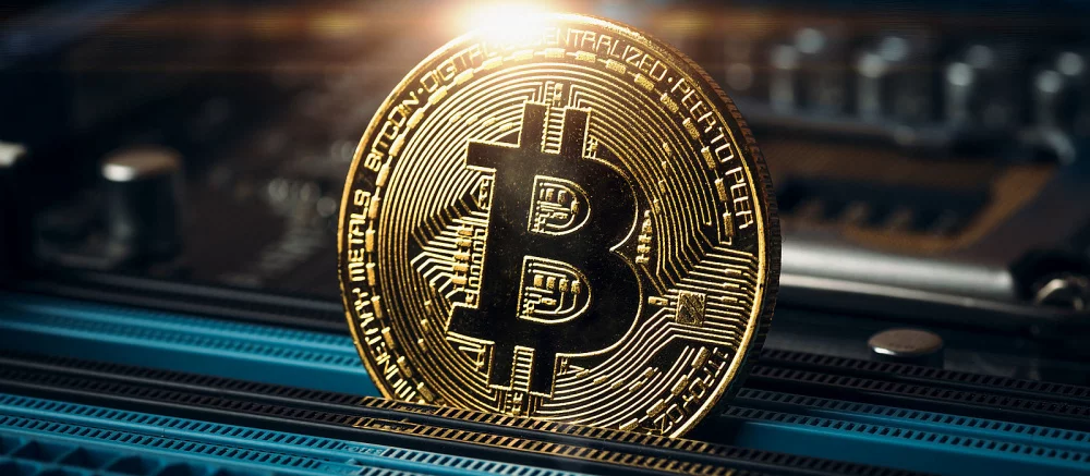 В доме хакера нашли 50 тысяч биткоинов на сумму больше миллиарда долларов. Часть из них были спрятаны в туалете