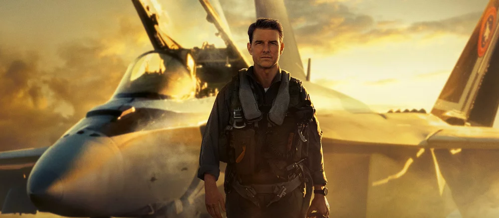 «Чертова легенда»: Том Круз записал видео, где прыгает с парашютом и поздравляет фанатов с праздниками