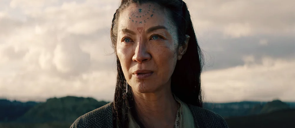 Netflix показала сцену боя в новом сериале «Ведьмак: Происхождение» со звездой фильма «Крадущийся тигр, затаившийся дракон»