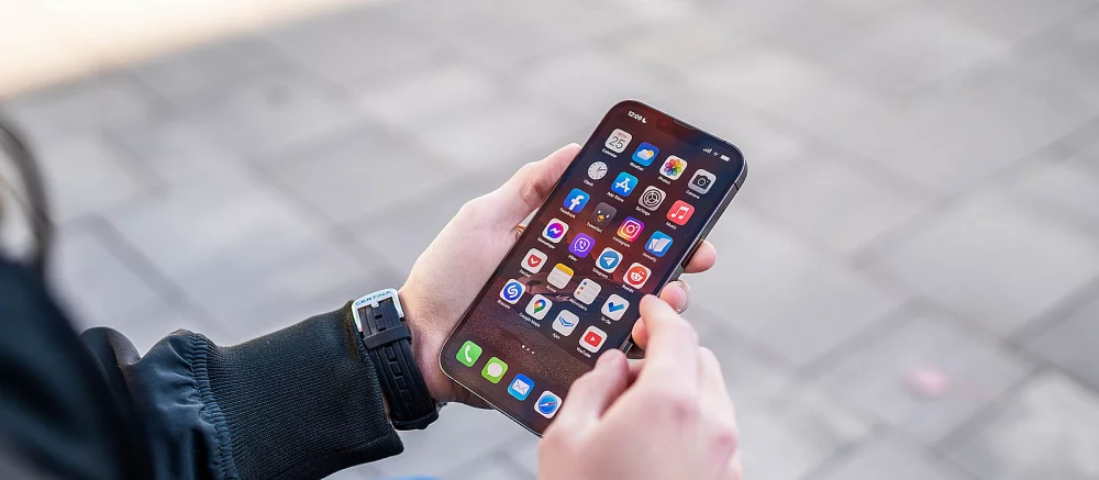 Нейросеть показала, как мог бы выглядеть советский iPhone — арты