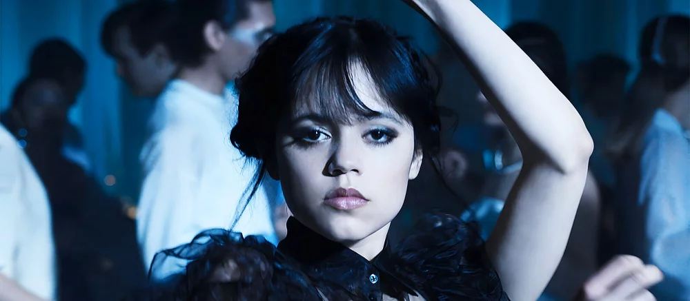 Парень показал Уэнздей из сериала Netflix в сексуальном белье. Живая рука вдруг превратилась в киберпротез