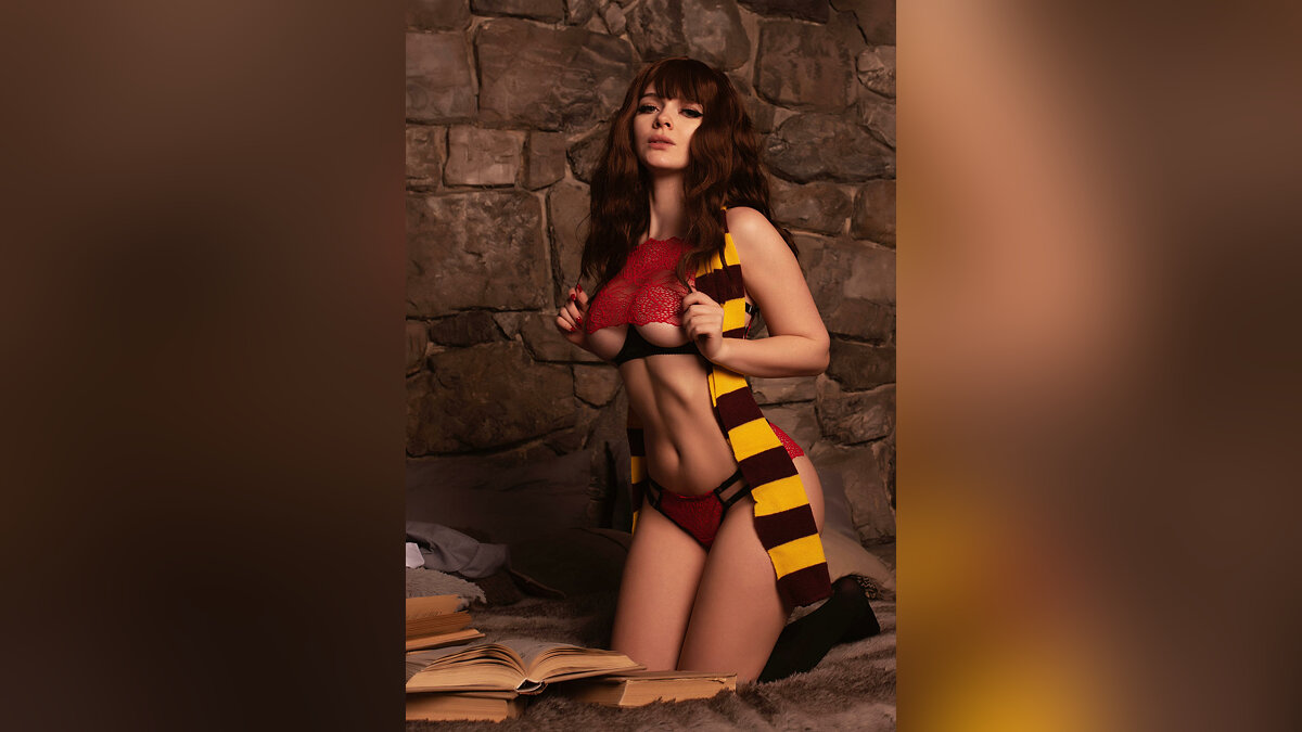 Сексуальная модель закосплеила Гермиону из «Гарри Поттера» и сняла с себя  почти всю одежду. Рону бы понравилось