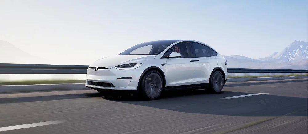 В электромобилях Tesla теперь можно играть в Cyberpunk 2077, Elden Ring и другие игры из Steam