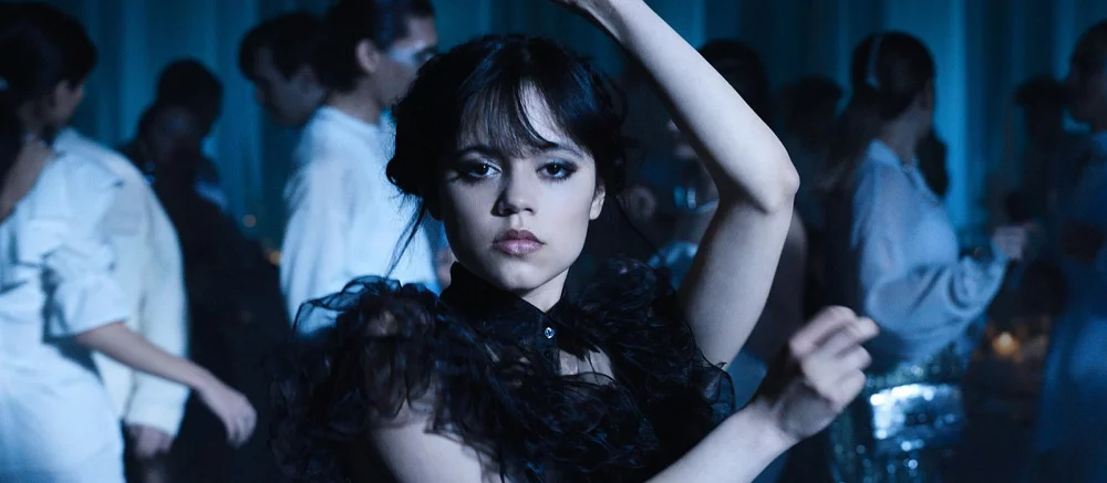 В сети критикуют авторов сериала «Уэнздей». Актриса Дженна Ортега призналась, что пришла на съемки с коронавирусом