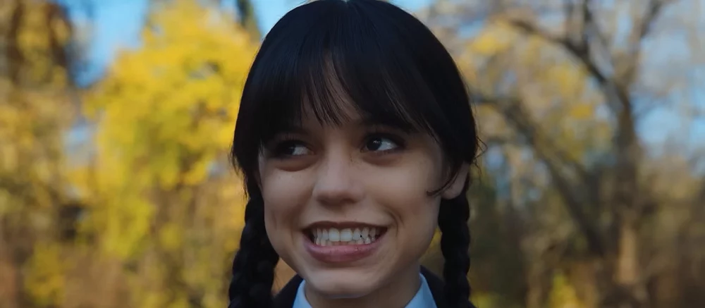 «Я тебя сейчас по лицу ударила?»: вышло смешное видео с неудачными дублями из «Уэнздей»