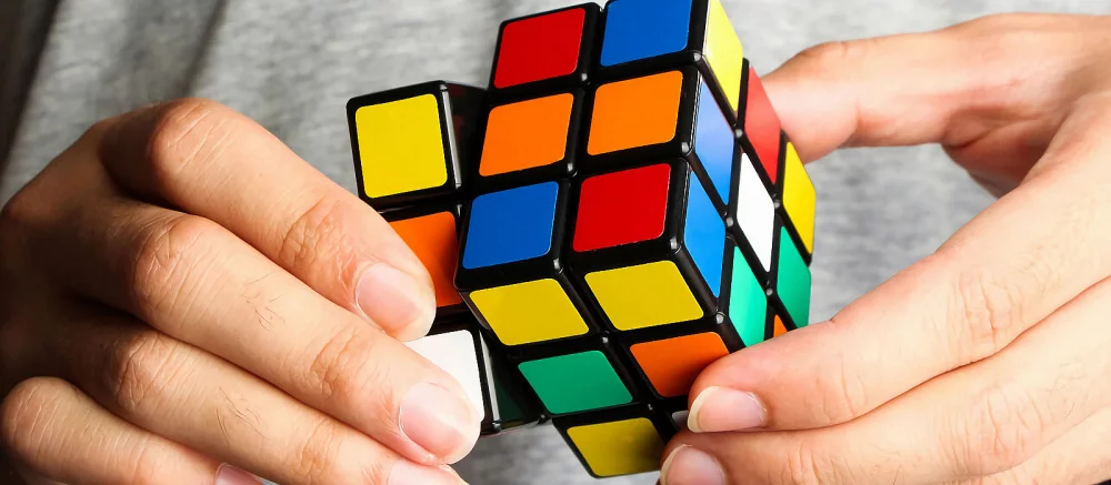 На CES 2023 показали гибрид кубика Рубика с игровой консолью. У него 24 экрана и 21 игра «на борту»