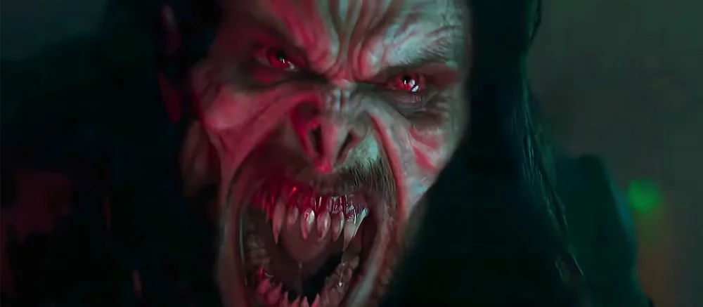 Показан вырезанный готический костюм Морбиуса из фильма. Герой Джареда Лето мог быть более мрачным