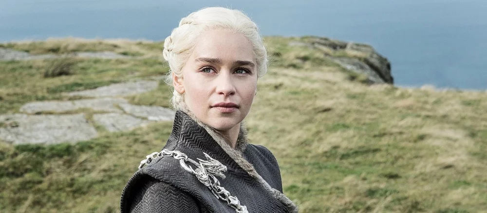 Россиянка с большой грудью закосплеила почти голую Дейенерис из «Игры престолов»