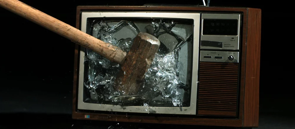 Стример случайно разбил телевизор во время несчастного случая — видео